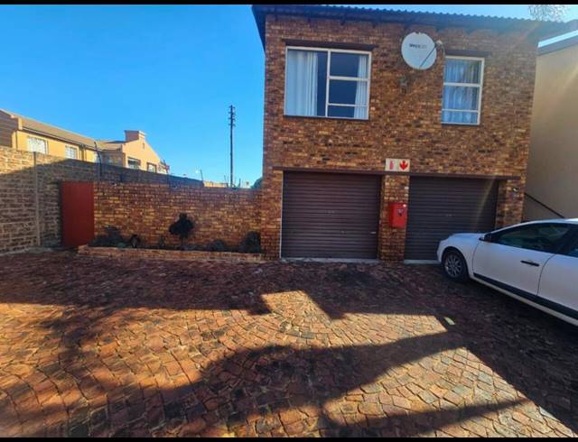 3 BEDROOM DUPLEX FOR SALE IN GLEN MARAIS